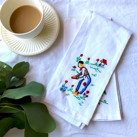 VINTAGE “Feeding the Birds” Set/2 Fingertip Towels, Linen, Red/Blue/Yellow - Picture 4 of 9